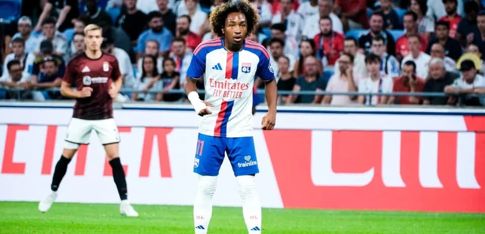 Jugador de Olympique de Lyon en acción en el partido