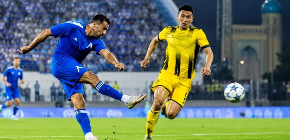 Jugador de Levski Sofia disparando a portería