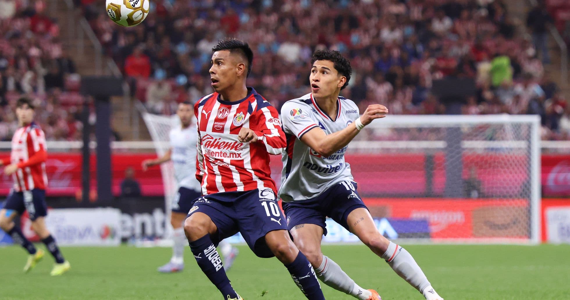 Jugadores de Chivas y Cruz Azul en acción