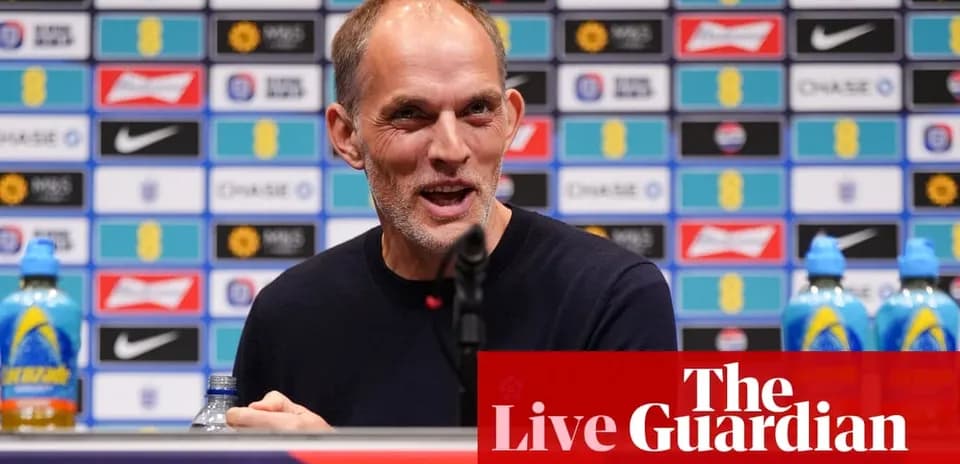 Entrenador hablando en rueda de prensa