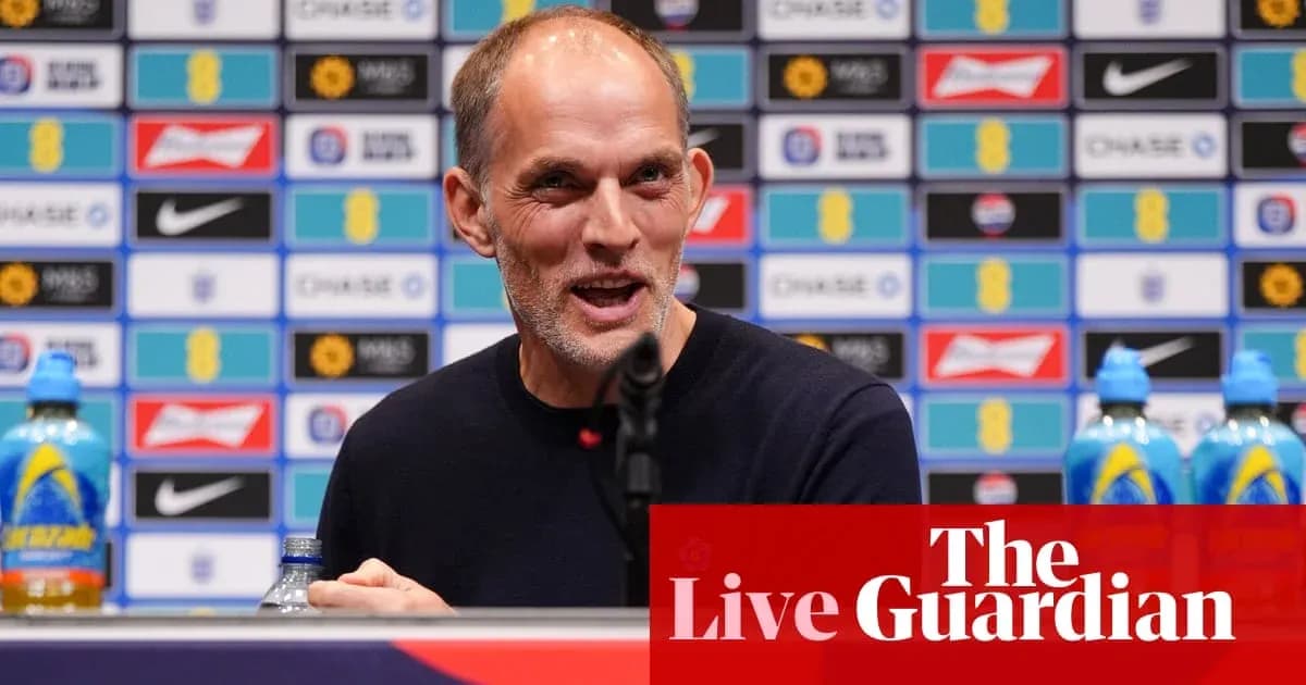 Entrenador hablando en rueda de prensa
