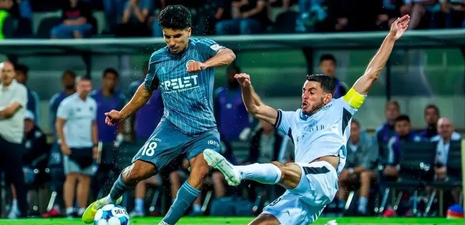 Jugador de Slovan Bratislava en acción durante el partido
