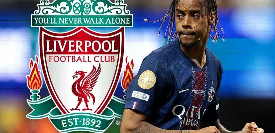 Jugador de PSG corriendo frente al logo de Liverpool