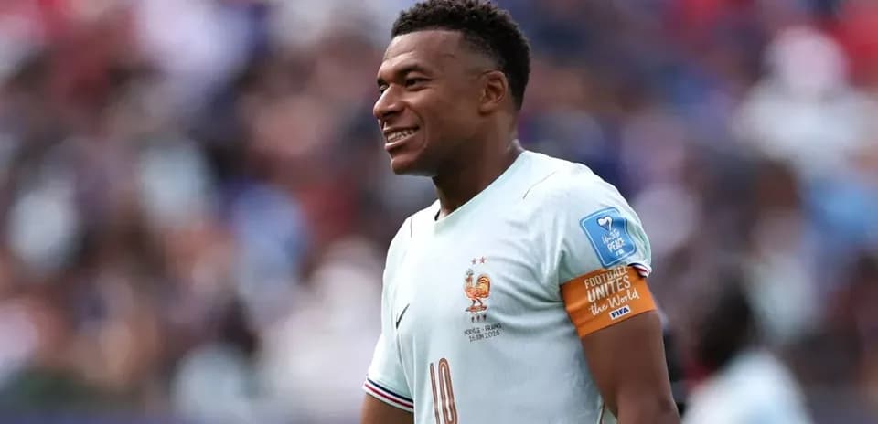 Jugador de Francia con camiseta clara durante el partido