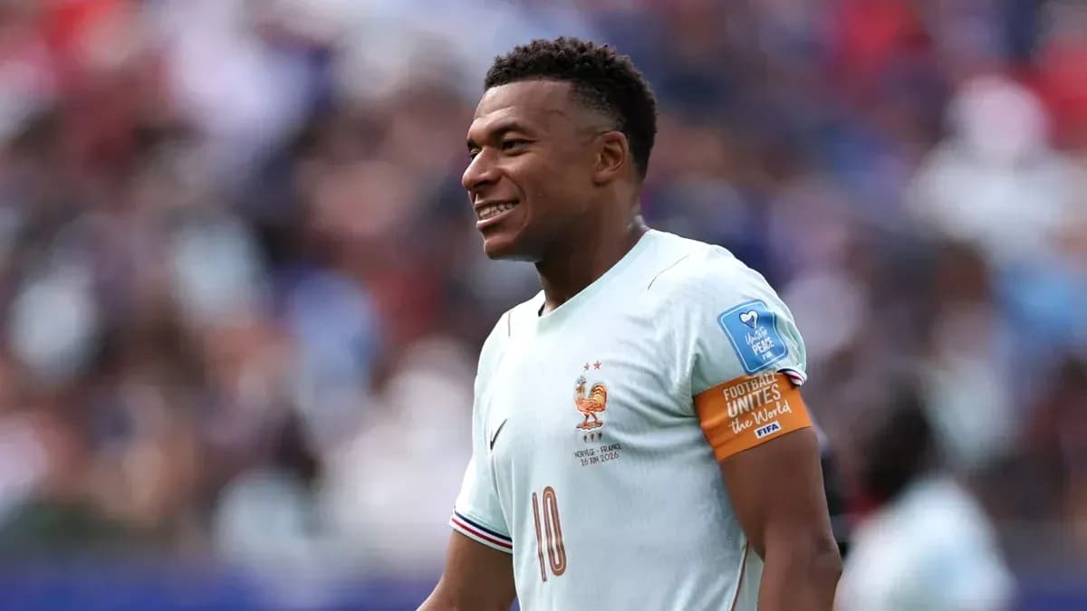 Jugador de Francia con camiseta clara durante el partido