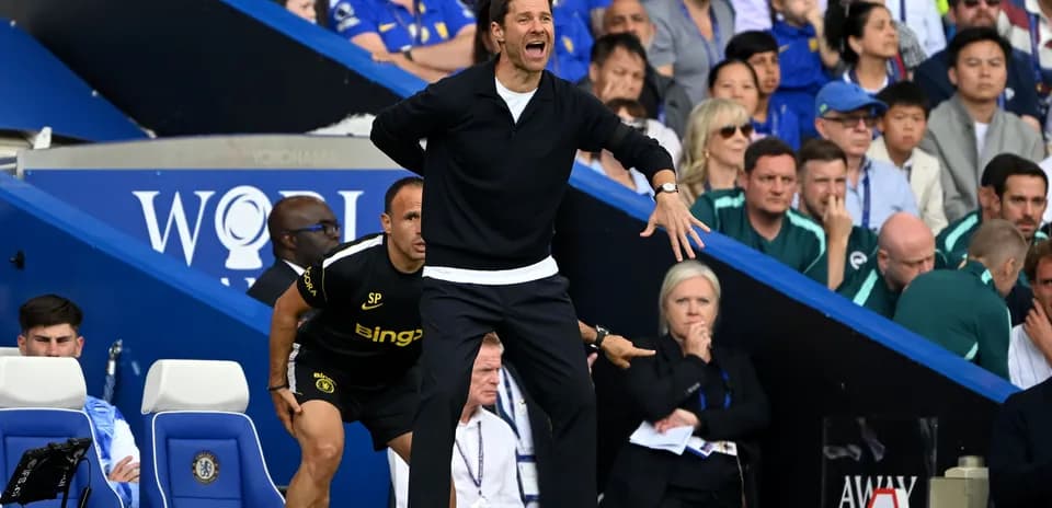 Entrenador dirigiendo desde la línea de banda