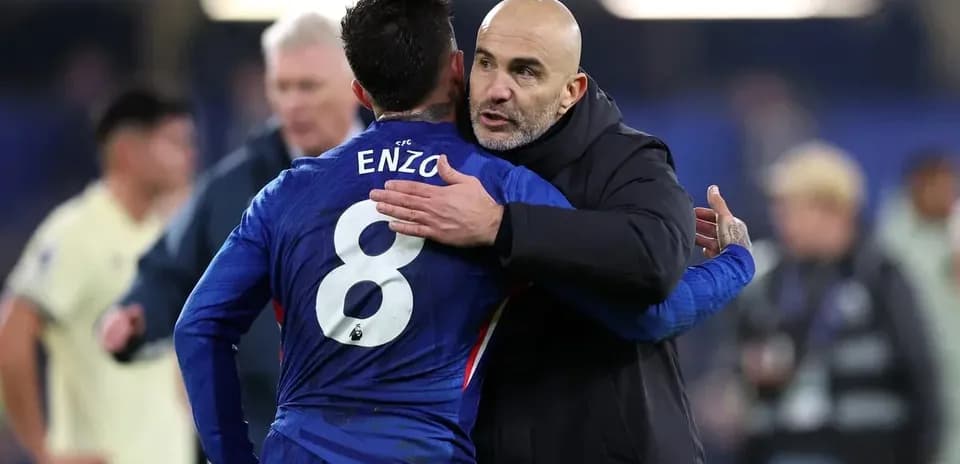 Entrenador abrazando a jugador tras el partido