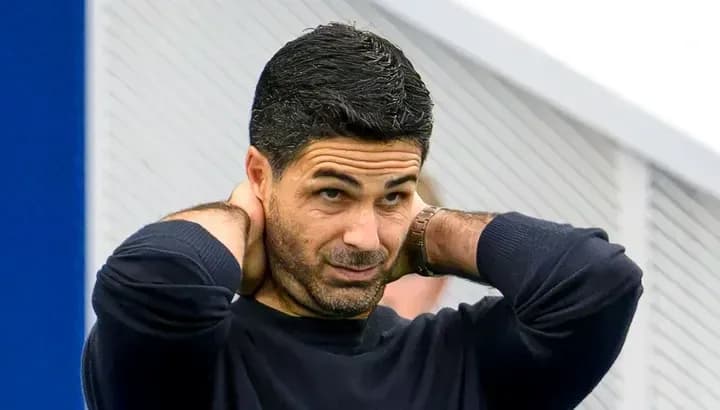 Entrenador ajustándose el cabello antes del partido