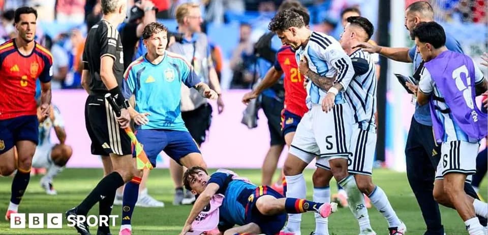 Jugadores de Argentina y España en confrontación durante el partido