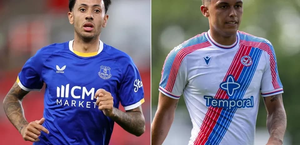 Jugadores de fútbol en sus camisetas de equipo