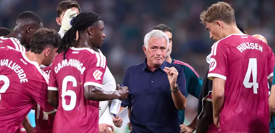 José Mourinho dando instrucciones a sus jugadores