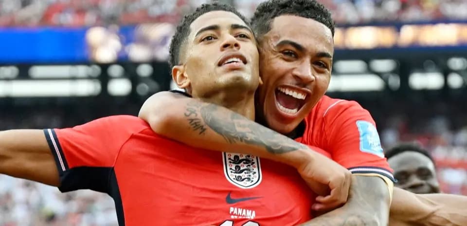 Jugadores de Inglaterra celebrando un gol en el partido