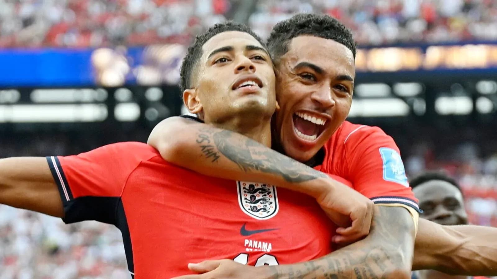 Jugadores de Inglaterra celebrando un gol en el partido