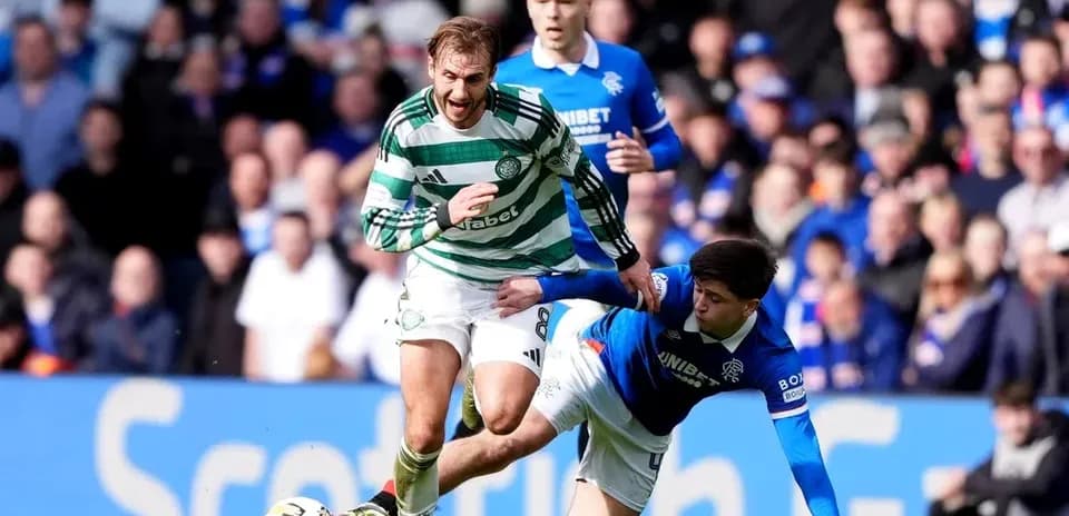 Jugador de Celtic esquivando a oponente de Rangers