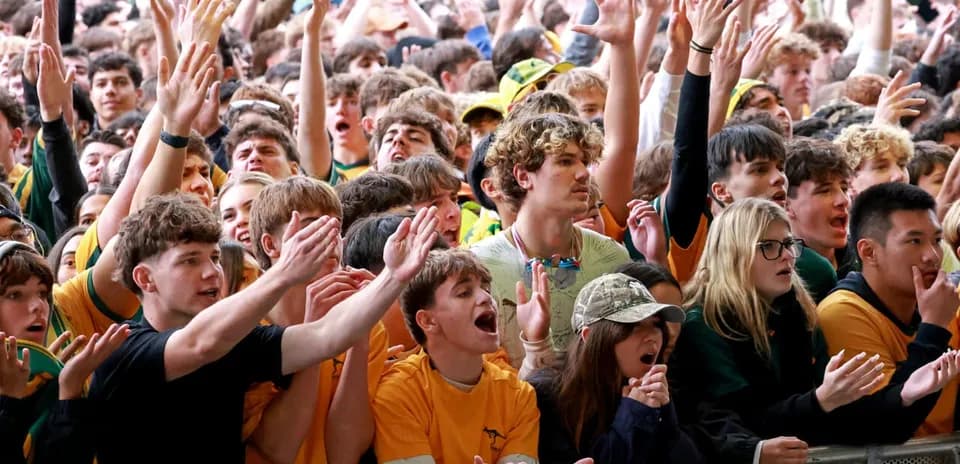 Multitud de aficionados animando en evento deportivo