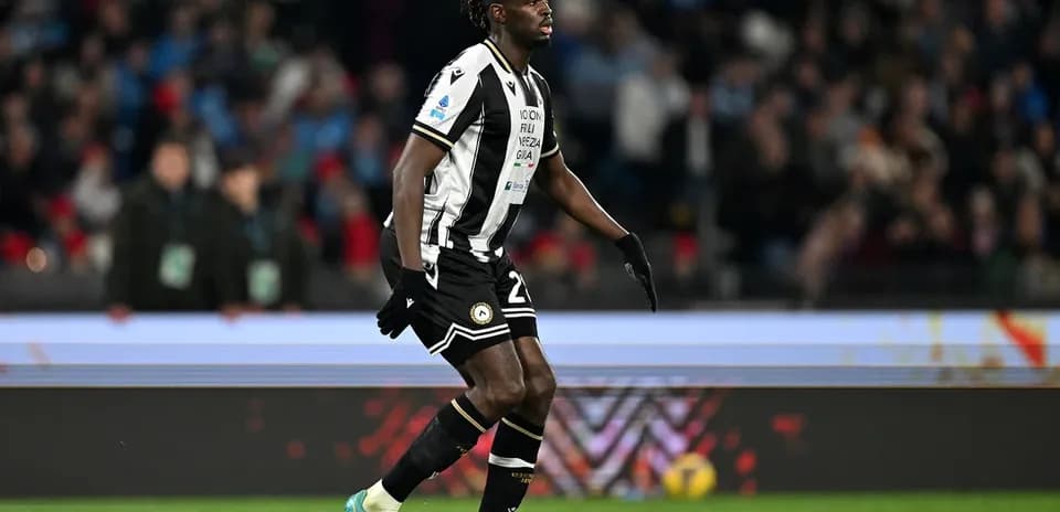 Jugador de Udinese en acción durante el partido