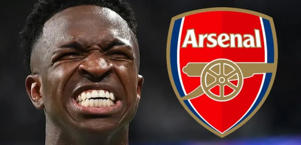 Jugador sonriendo con el logo del Arsenal