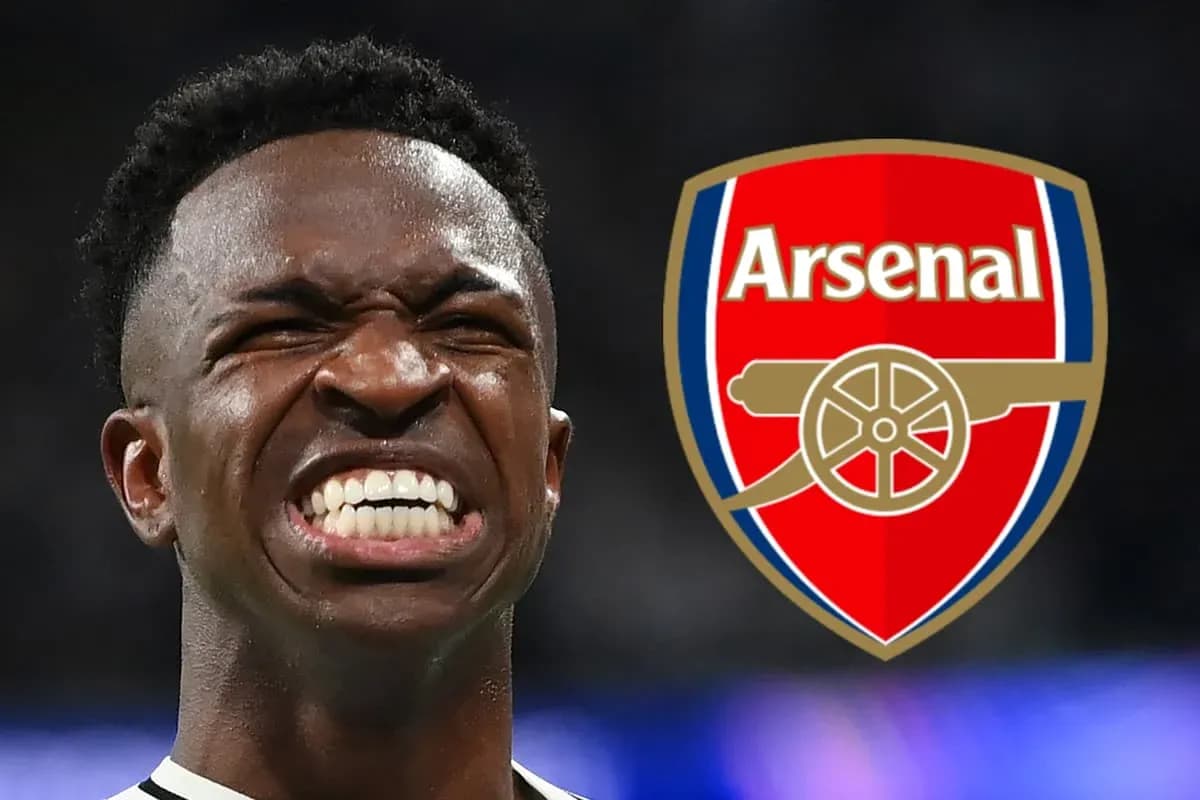 Jugador sonriendo con el logo del Arsenal