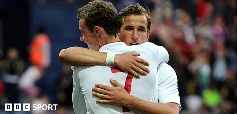 Jugadores de Inglaterra abrazándose en el campo