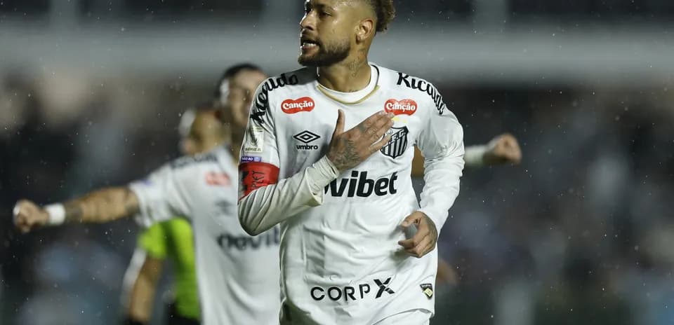 Neymar celebrando un gol con el Santos en la lluvia