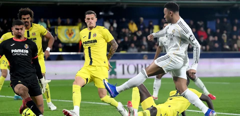 Jugador de Real Madrid chutando el balón contra Villarreal