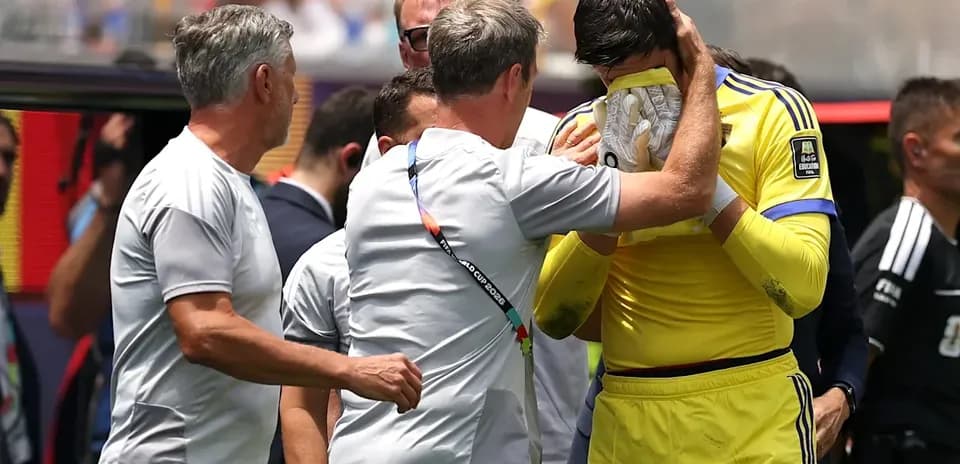Entrenador consolando al portero tras el partido