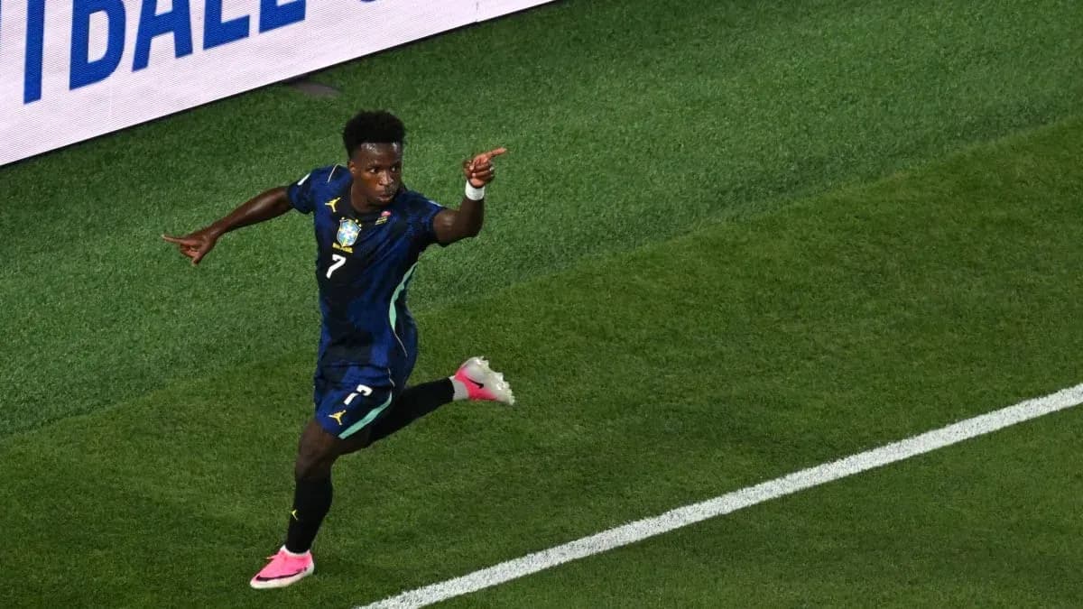 Jugador celebrando un gol en el campo de fútbol