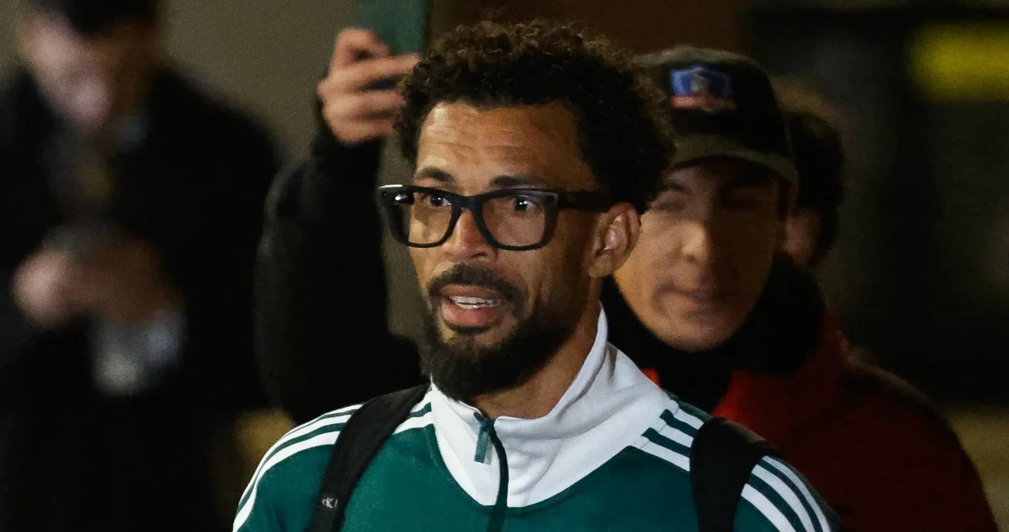 Jugador llegando al evento con chaqueta deportiva