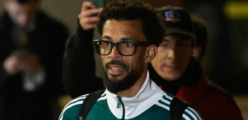 Jugador llegando al evento con chaqueta deportiva