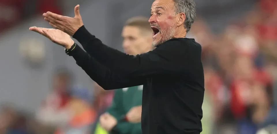 Entrenador dirigiendo a su equipo durante el partido