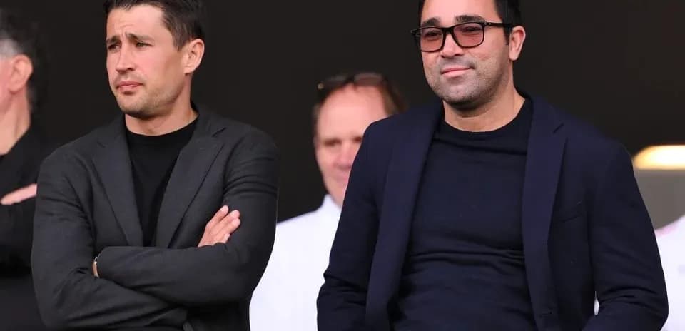Dos hombres en un palco durante un partido