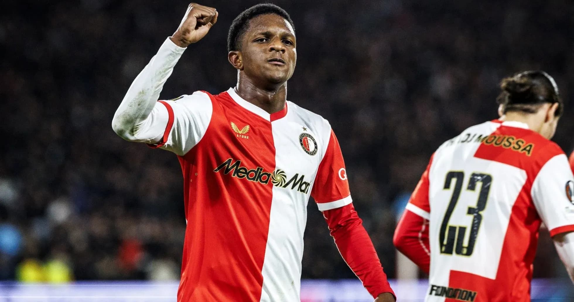 Jugador de Feyenoord celebrando con el puño en alto