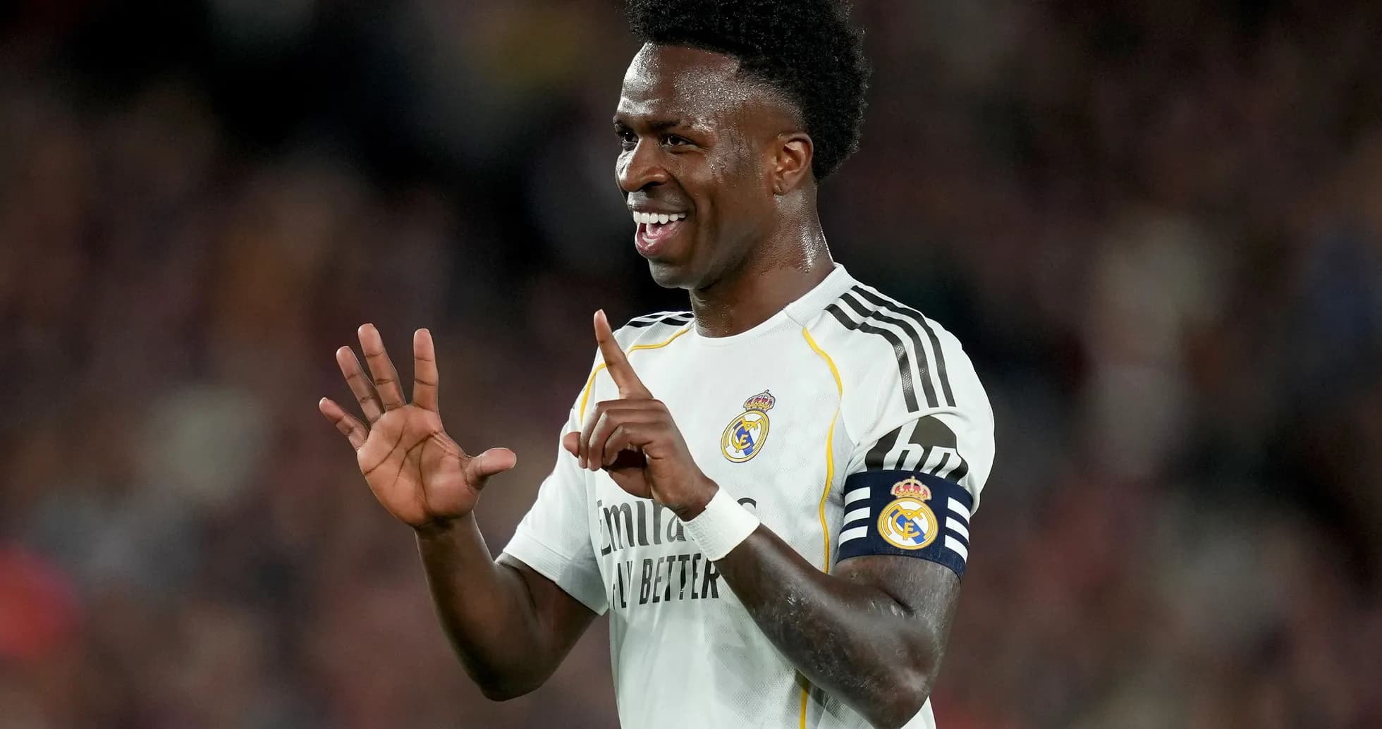Jugador del Real Madrid señalando con una mano