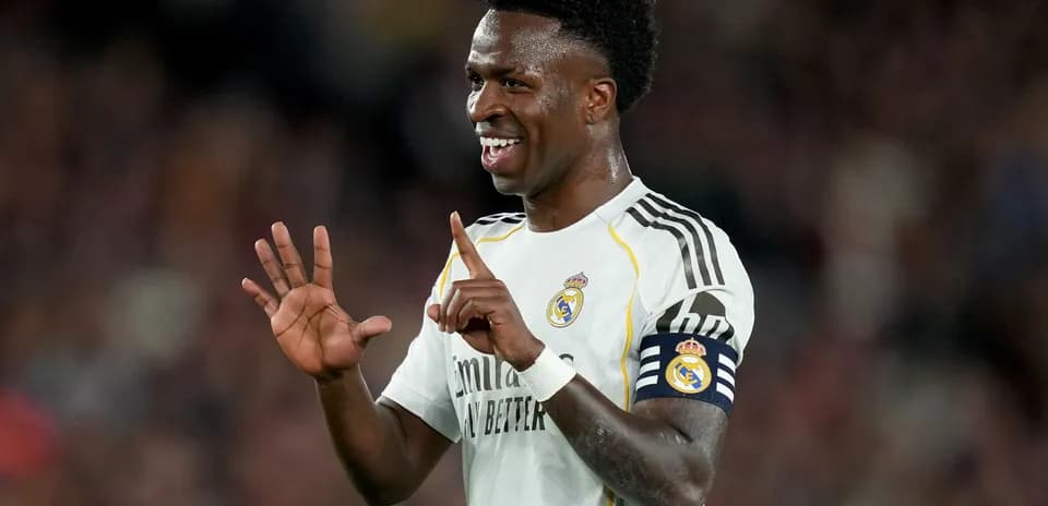 Jugador del Real Madrid señalando con una mano