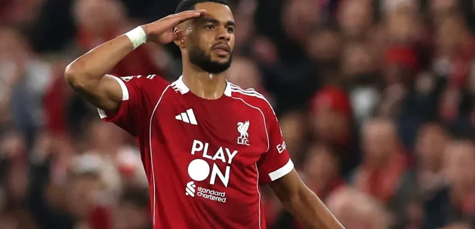 Jugador de Liverpool saludando tras anotar un gol