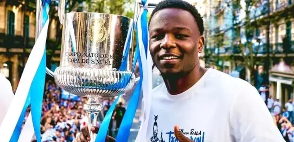 Jugador celebrando con trofeo en desfile de victoria
