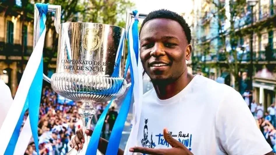 Jugador celebrando con trofeo en desfile de victoria