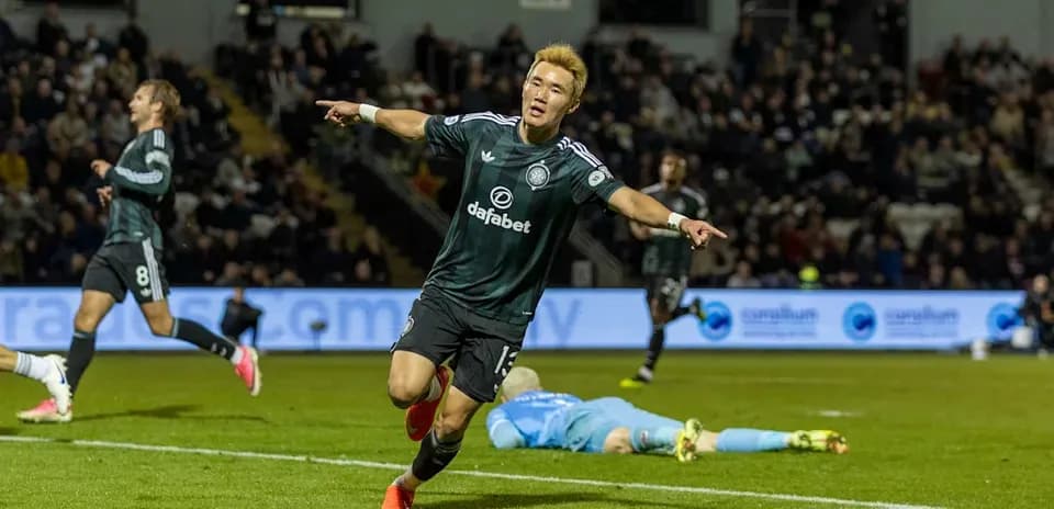 Jugador celebrando un gol con el equipo detrás