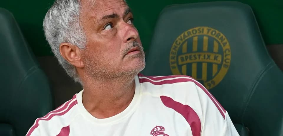 Entrenador observando desde el banquillo durante el partido