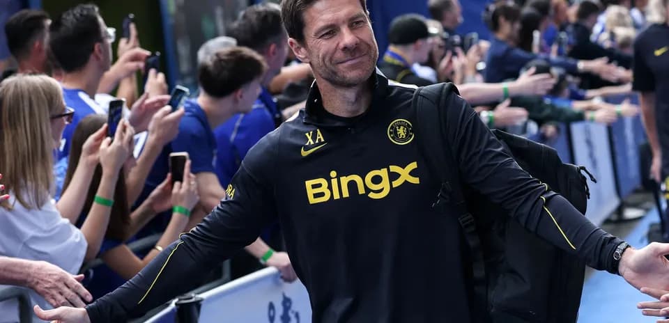 Entrenador saludando a aficionados antes del partido