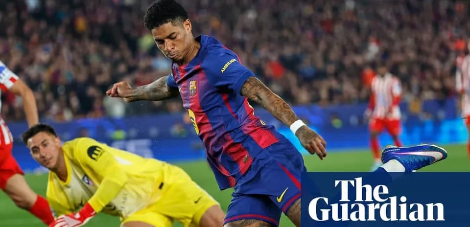 Jugador de Barcelona dispara a puerta durante el partido