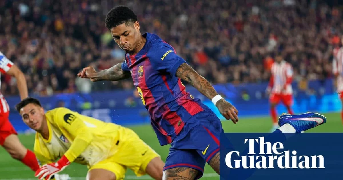 Jugador de Barcelona dispara a puerta durante el partido
