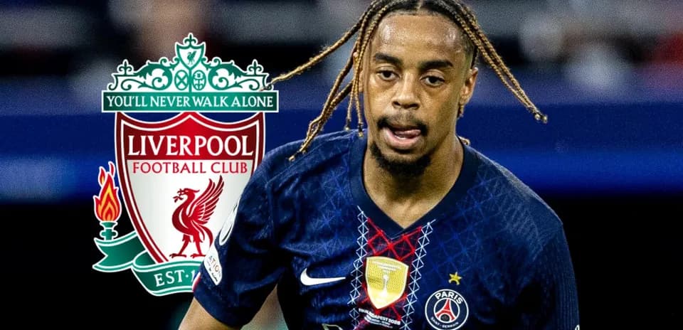 Jugador de PSG corriendo con logo de Liverpool de fondo