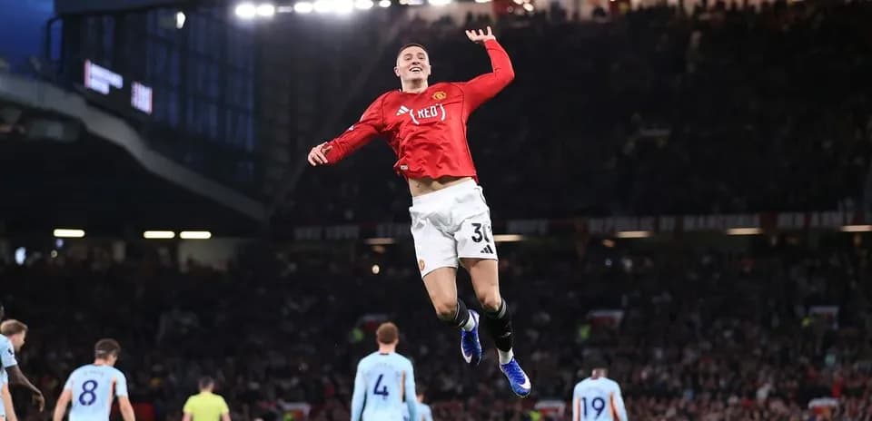 Jugador de Manchester United celebrando un gol en Old Trafford