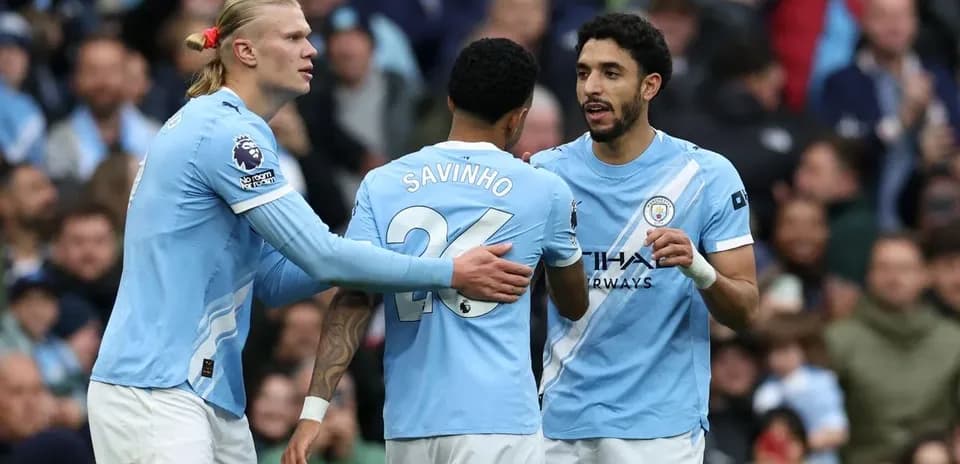 Jugadores de Manchester City celebrando en el campo