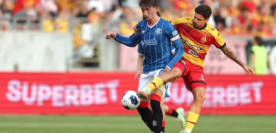 Jugador de Jagiellonia compitiendo por el balón