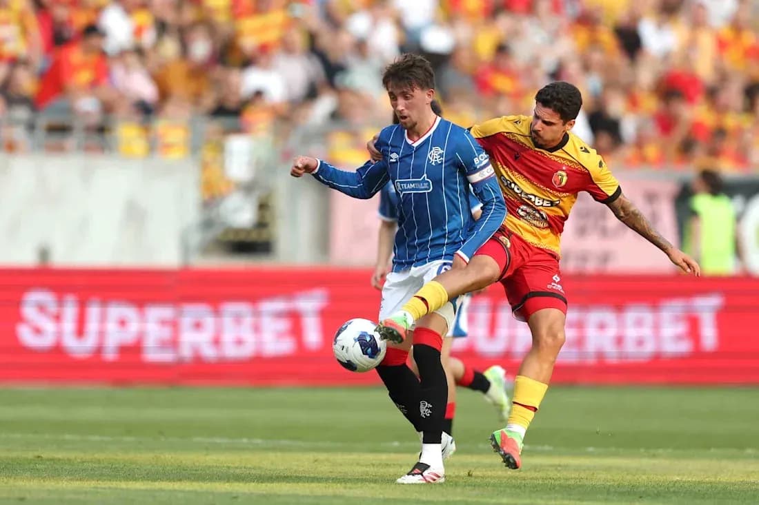 Jugador de Jagiellonia compitiendo por el balón