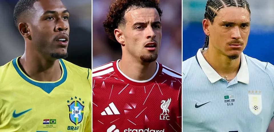 Tres futbolistas en sus respectivas camisetas nacionales