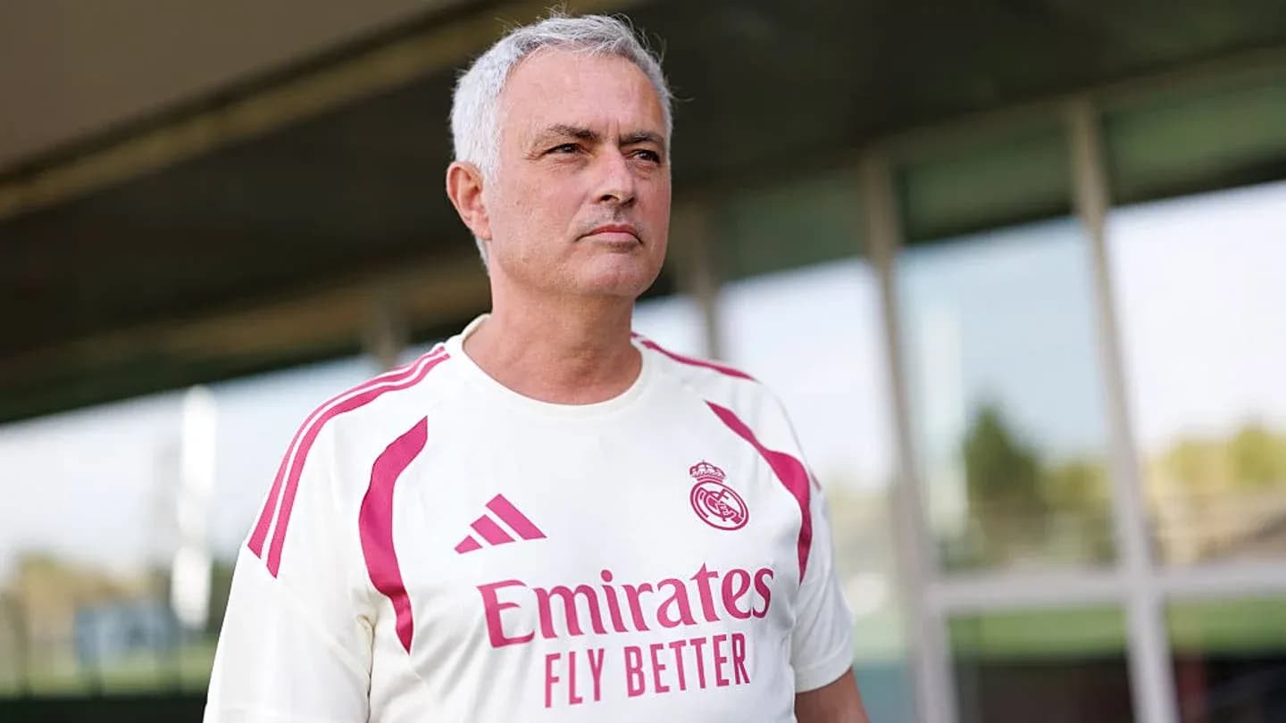 Entrenador de fútbol con camiseta del Real Madrid