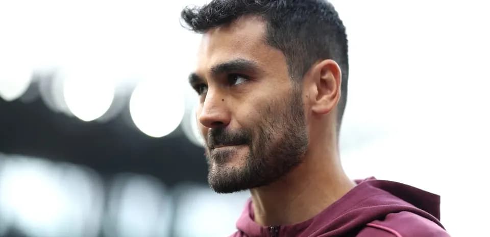 Jugador con chaqueta morada en el campo